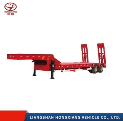 Chassis voor zware voertuigen van klasse 3 met lage as en een platte half-aanhangwagen voor containervervoer