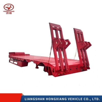 Chassis voor zware voertuigen van klasse 3 met lage as en een platte half-aanhangwagen voor containervervoer