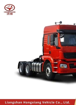 Witte transporttractor met grote motorcapaciteit en buisloze banden