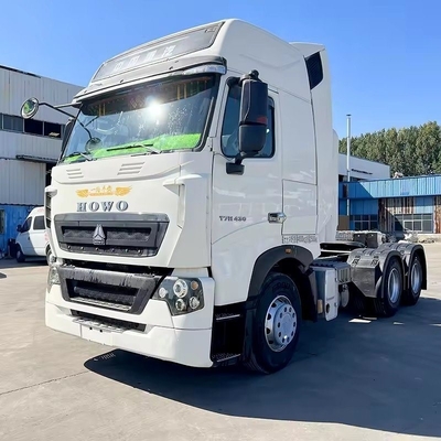Links stuur HOWO T7 trekker in goede staat en met een laadvermogen van 8,2 ton