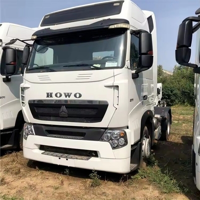 Links stuur HOWO T7 trekker in goede staat en met een laadvermogen van 8,2 ton