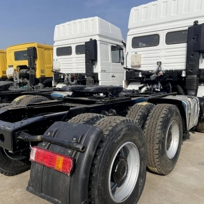 Links stuur HOWO T7 trekker in goede staat en met een laadvermogen van 8,2 ton