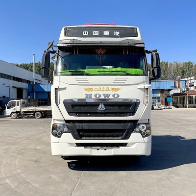 Links stuur HOWO T7 trekker in goede staat en met een laadvermogen van 8,2 ton