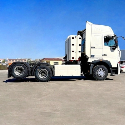 Links stuur HOWO T7 trekker in goede staat en met een laadvermogen van 8,2 ton