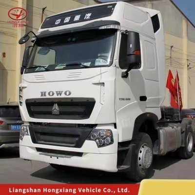Shandong Sinotruk HOWO T7 trekkertruck met een dieselmotor aan de voorzijde en 12.00r20 banden