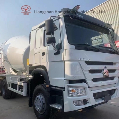 3.5m3 Kleine gearticuleerde zelflaadende betonmengtruck met 4 assen en handgewijze venster