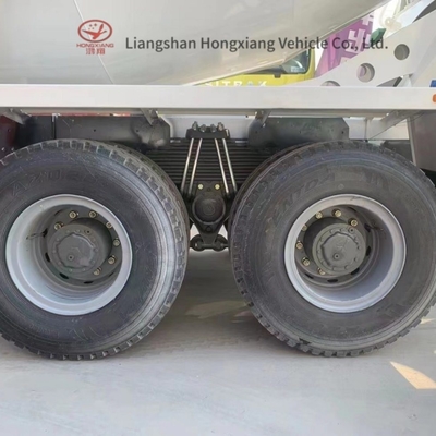 3.5m3 Kleine gearticuleerde zelflaadende betonmengtruck met 4 assen en handgewijze venster