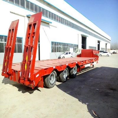 Flatbed lowboy-half-trailer met een hydraulische oprit en een laadvermogen van 60 ton